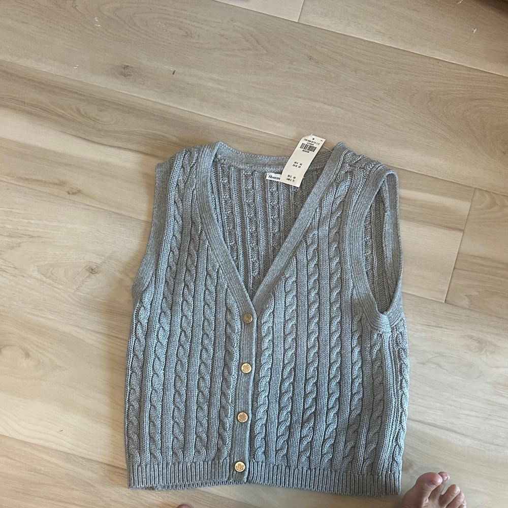 Abercrombie & Fitch Gray Cable Knit V-Neck Sweater Vest